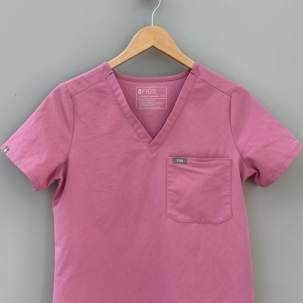 Figs Catarina Women's V-Neck Scrub Short Sleeve Fitted Top Chalk Pink XS - Picture 6 of 7